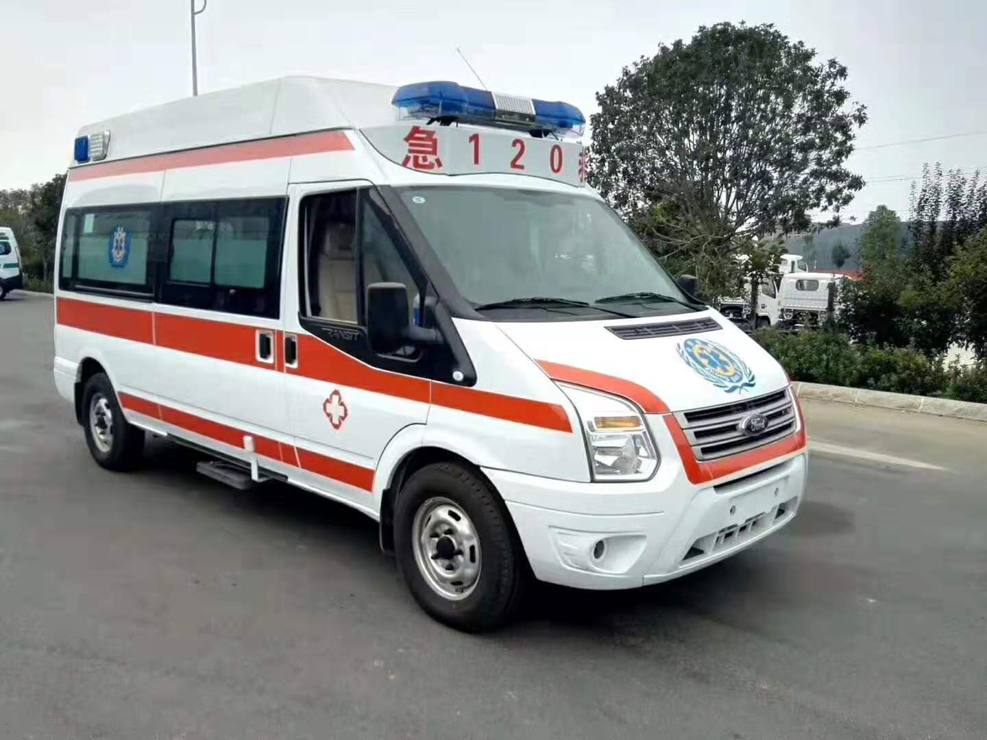福特V348長軸中頂監(jiān)護型救護車