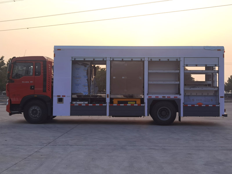 CLW5180XJS6型重汽豪沃凈水車