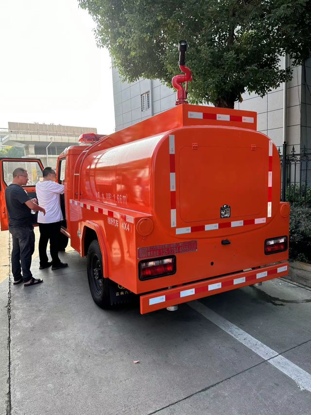 四驅(qū)消防灑水車